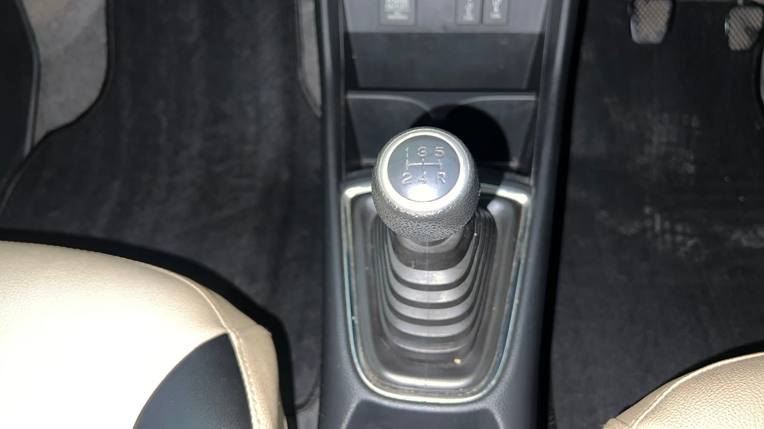 Used 2020 Honda Amaze 1.2 VX MT Petrol Petrol Manual interior GEAR  KNOB VIEW