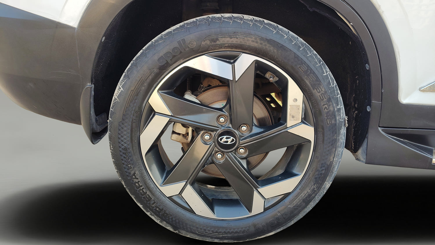 Used 2022 Hyundai Alcazar Signature (O) 6 STR 1.5 Diesel AT Diesel Automatic tyres RIGHT REAR TYRE RIM VIEW