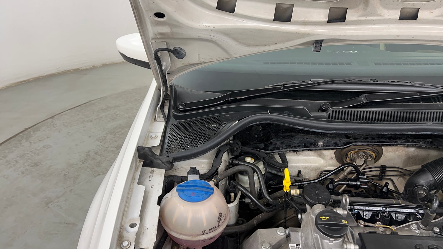 Used 2016 Volkswagen Ameo Comfortline 1.2L (P) Petrol Manual engine ENGINE RIGHT SIDE HINGE & APRON VIEW