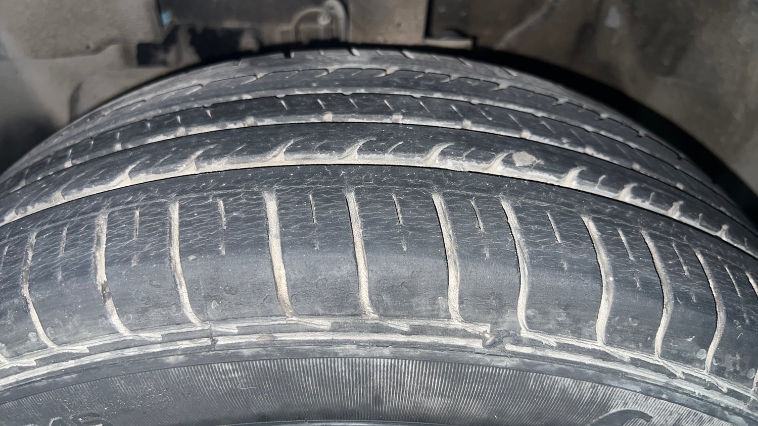 Used 2018 Tata Nexon XM Petrol Manual tyres LEFT FRONT TYRE TREAD VIEW