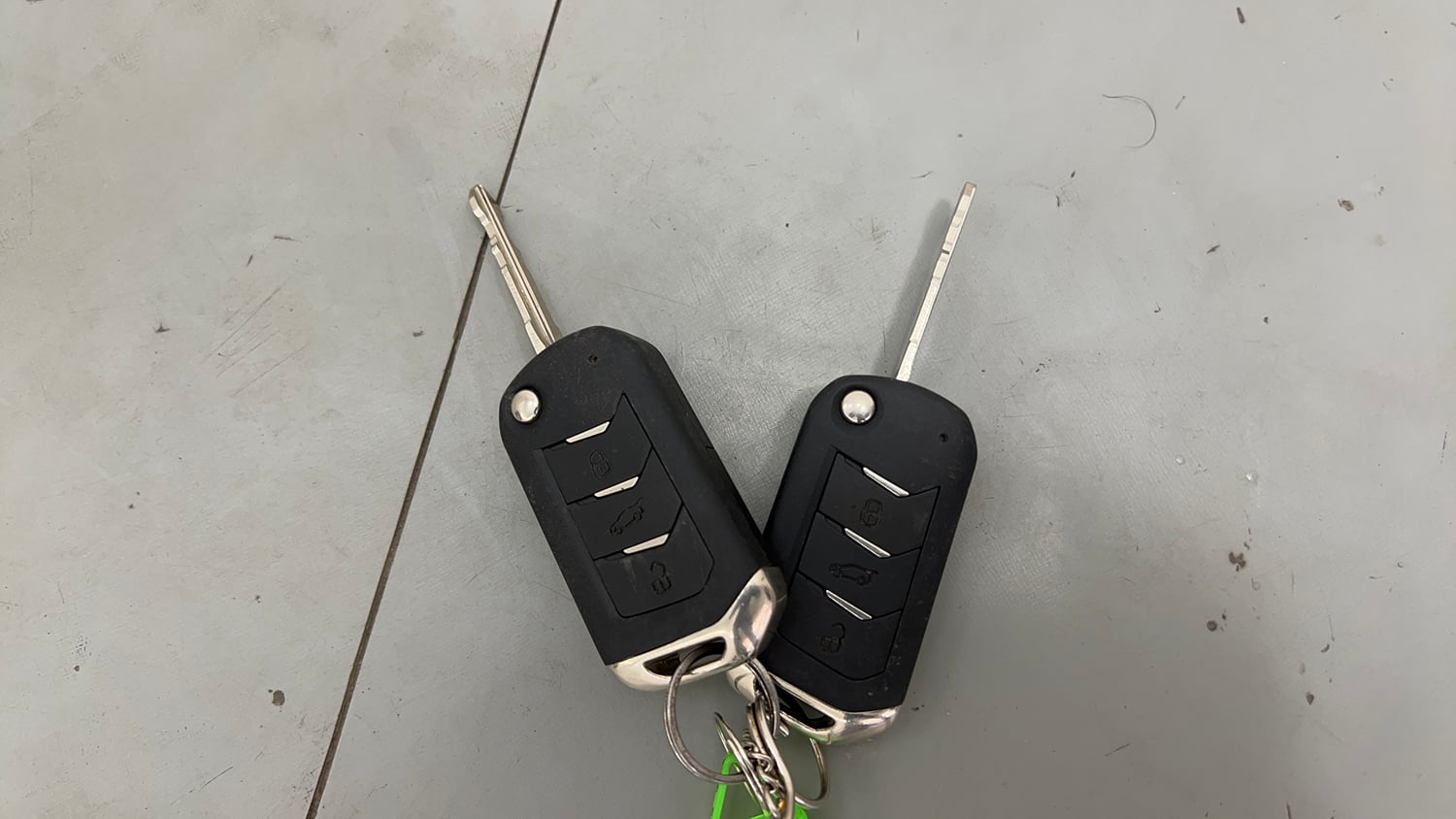 Used 2023 Mahindra XUV 300 W8 (O) 1.2 Petrol AMT Petrol Automatic extra CAR KEY VIEW