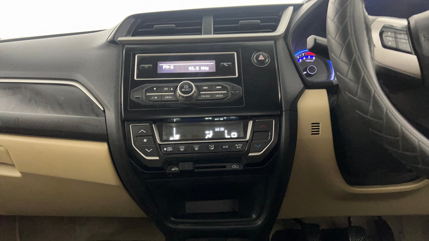 Used 2016 Honda Amaze 1.2 SX i-VTEC Petrol Manual interior MUSIC SYSTEM & AC CONTROL VIEW
