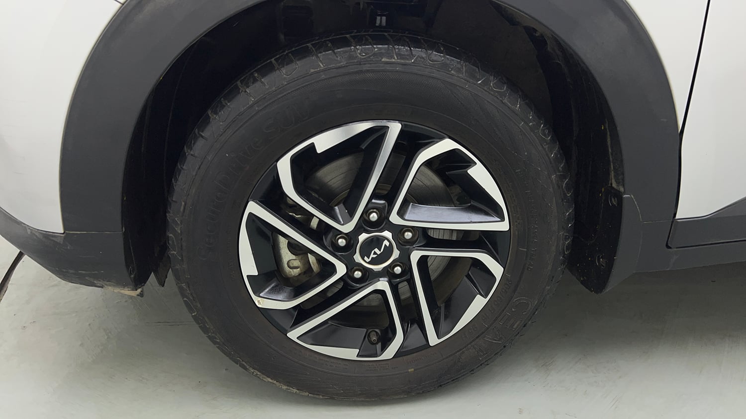 Used 2022 Kia Carens Prestige Plus 1.4 Petrol MT 7 STR Petrol Manual tyres LEFT FRONT TYRE RIM VIEW