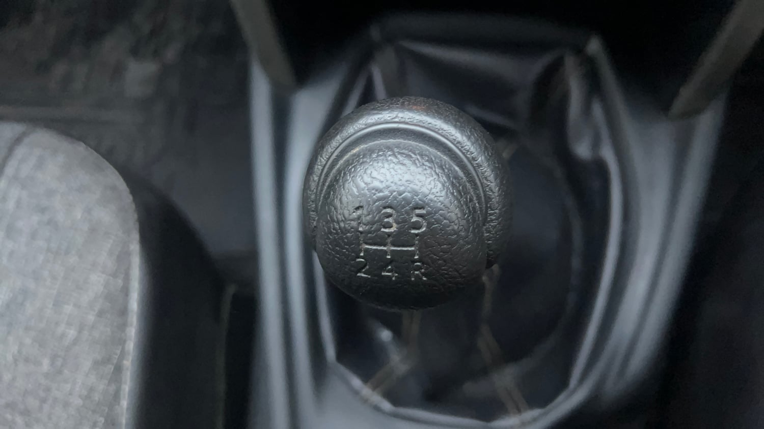 Used 2016 Toyota Innova Crysta 2.4 G 7 STR Diesel Manual interior GEAR  KNOB VIEW