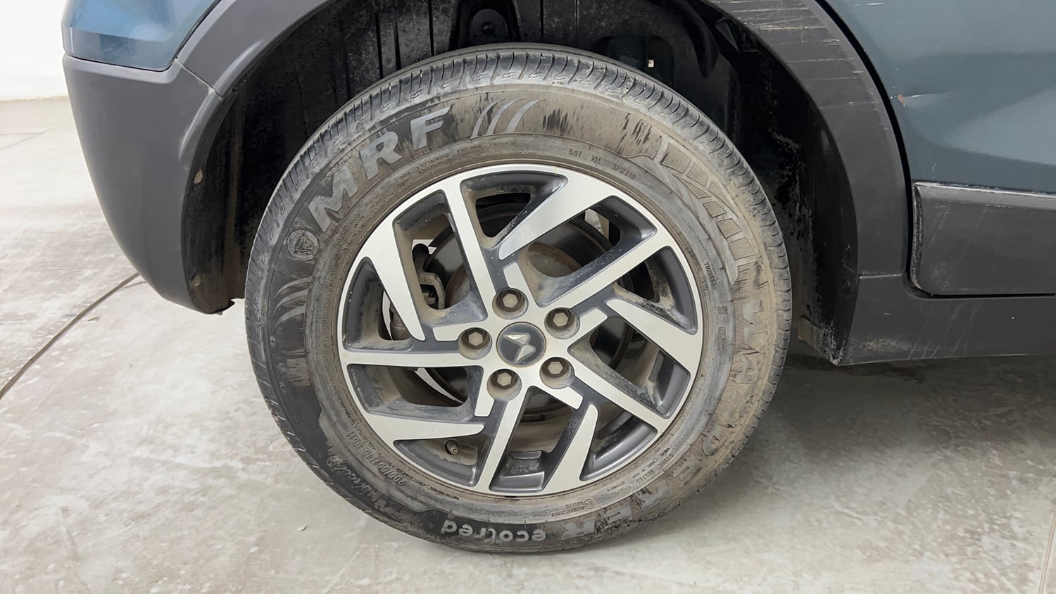 Used 2023 Mahindra XUV 300 W8 (O) 1.2 Petrol AMT Petrol Automatic tyres RIGHT REAR TYRE RIM VIEW