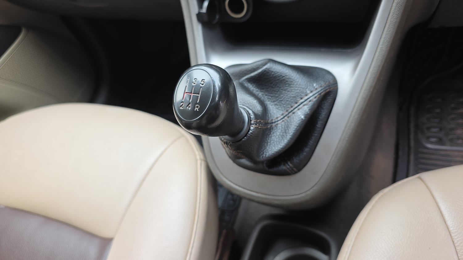 Used 2013 Hyundai i10 Era 1.1 iRDE2 Petrol Manual interior GEAR  KNOB VIEW