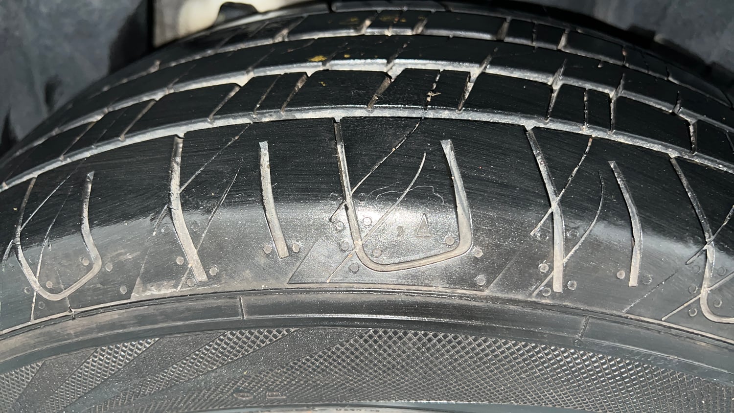 Used 2021 Mahindra XUV 300 W6 1.2 Petrol Petrol Manual tyres LEFT REAR TYRE TREAD VIEW