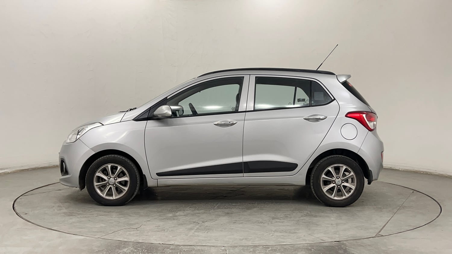 Used 2016 Hyundai Grand i10 Asta AT 1.2 Kappa VTVT Petrol Automatic exterior LEFT SIDE VIEW
