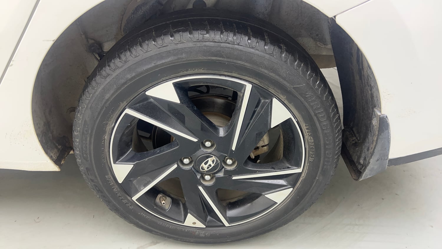 Used 2021 Hyundai Verna SX (O) 1.0 Turbo DCT Petrol Automatic tyres LEFT REAR TYRE RIM VIEW