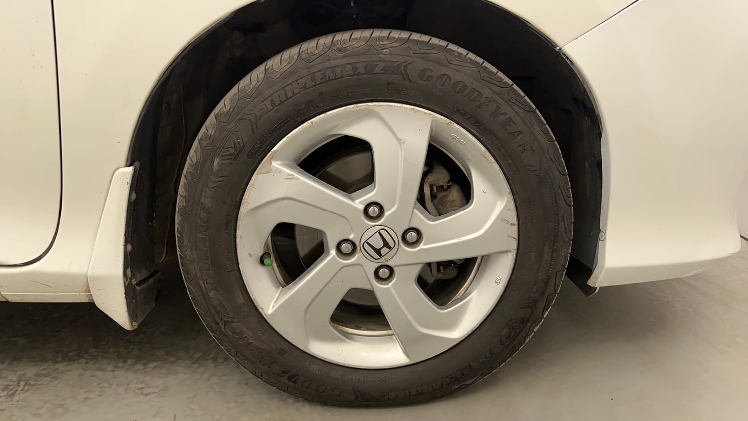 Used 2015 Honda City VX CVT Petrol Automatic tyres RIGHT FRONT TYRE RIM VIEW