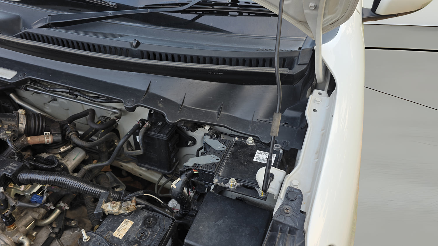 Used 2023 Maruti Suzuki Celerio ZXi Petrol Manual engine ENGINE LEFT SIDE HINGE & APRON VIEW
