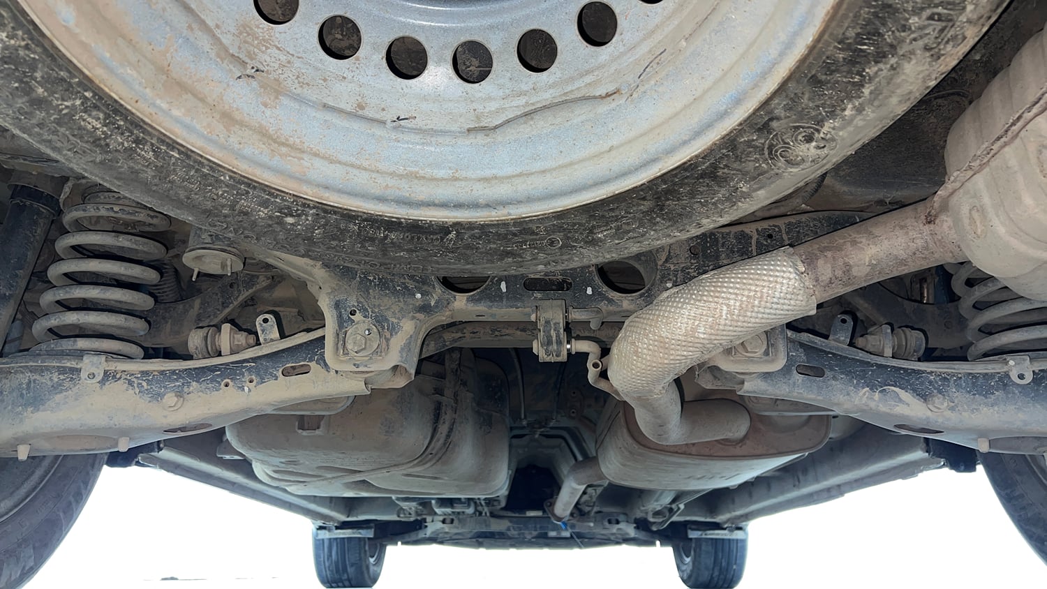 Used 2022 Mahindra XUV700 AX 5 Petrol MT 7 STR Petrol Manual extra REAR UNDERBODY VIEW (TAKEN FROM REAR)