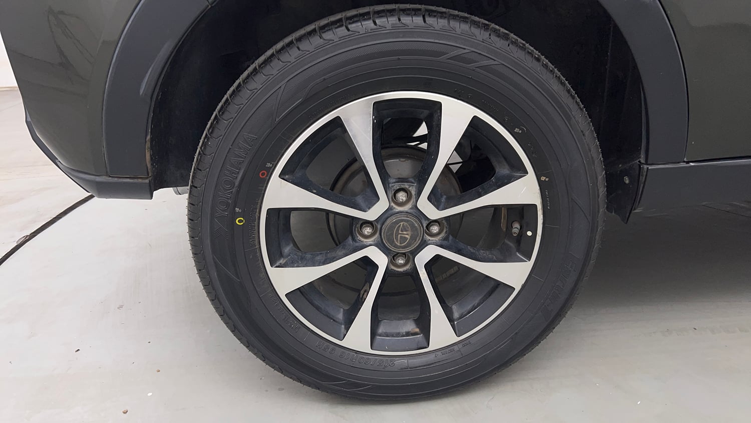 Used 2020 Tata Nexon XZ Plus (O) Dual Tone Petrol Manual tyres RIGHT REAR TYRE RIM VIEW
