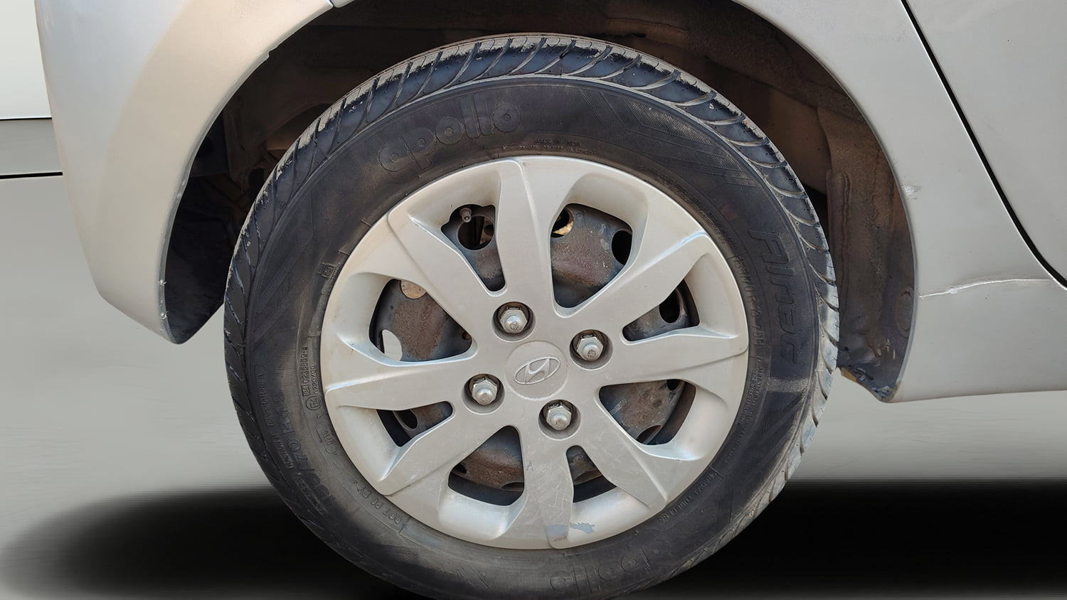 Used 2018 Hyundai Eon Magna + Petrol Manual tyres RIGHT REAR TYRE RIM VIEW