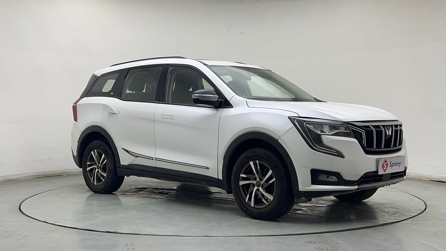 Used 2022 Mahindra XUV700 AX 5 Petrol MT 7 STR Petrol Manual exterior RIGHT FRONT CORNER VIEW