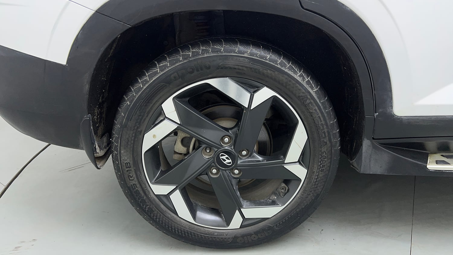 Used 2023 Hyundai Alcazar Signature (O) 7 STR 1.5 Petrol DCT Petrol Automatic tyres RIGHT REAR TYRE RIM VIEW