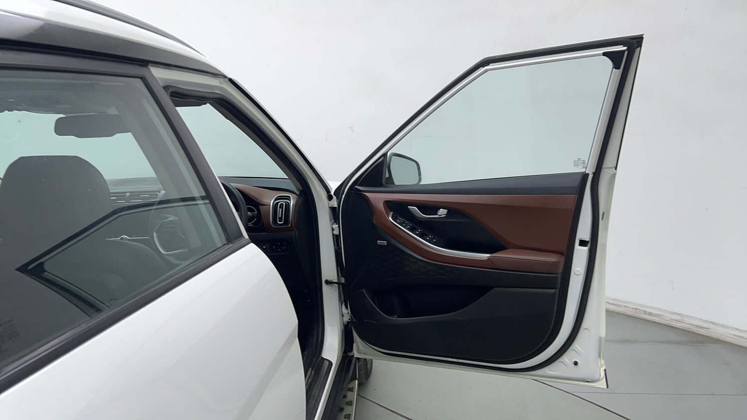 Used 2023 Hyundai Alcazar Signature (O) 7 STR 1.5 Petrol DCT Petrol Automatic interior RIGHT FRONT DOOR OPEN VIEW