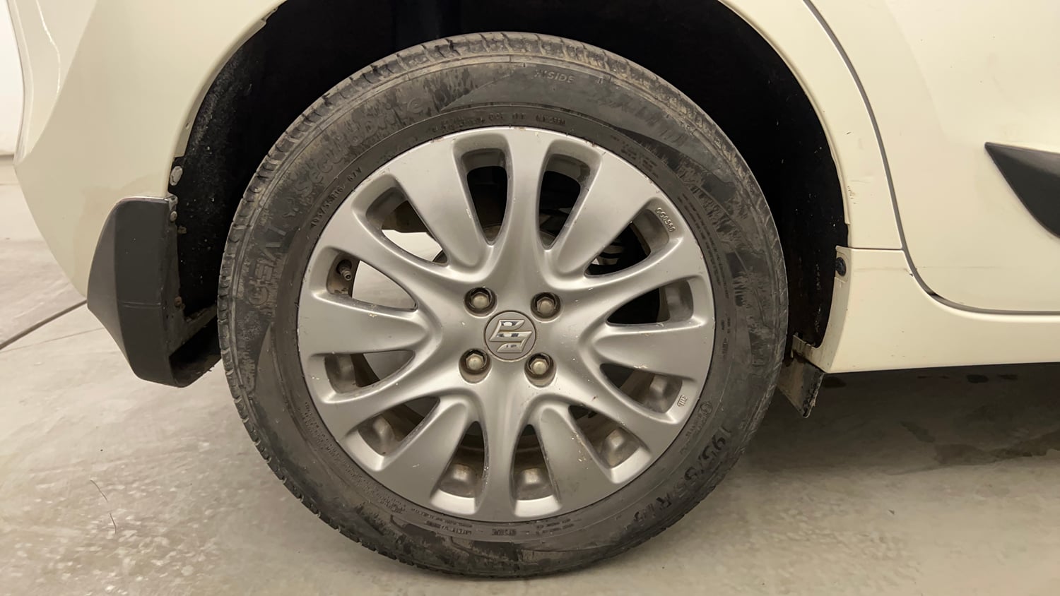 Used 2016 Maruti Suzuki Baleno Alpha 1.2 Petrol Manual tyres RIGHT REAR TYRE RIM VIEW