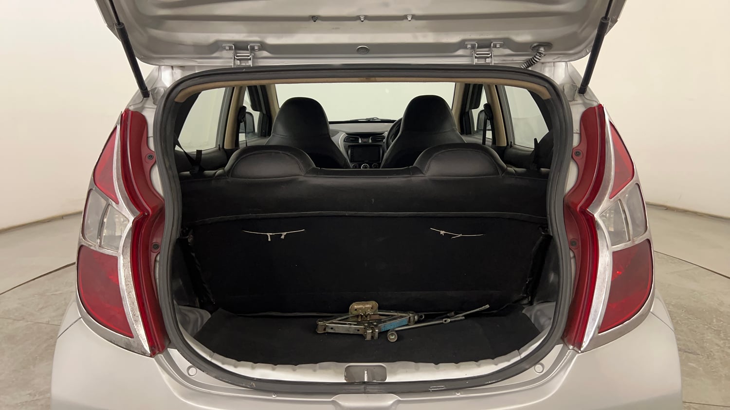 Used 2018 Hyundai Eon Era + Petrol Manual interior DICKY INSIDE VIEW