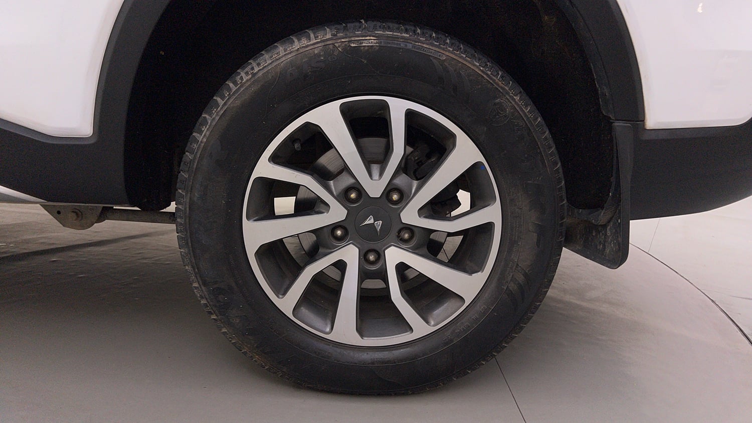 Used 2022 Mahindra Scorpio N Z8 L Petrol AT 6 STR Petrol Automatic tyres LEFT REAR TYRE RIM VIEW
