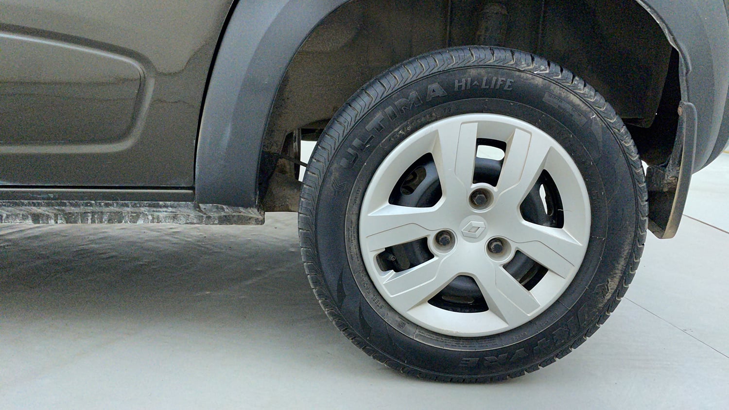 Used 2019 Renault Kwid 1.0 RXT AMT Opt Petrol Automatic tyres LEFT REAR TYRE RIM VIEW