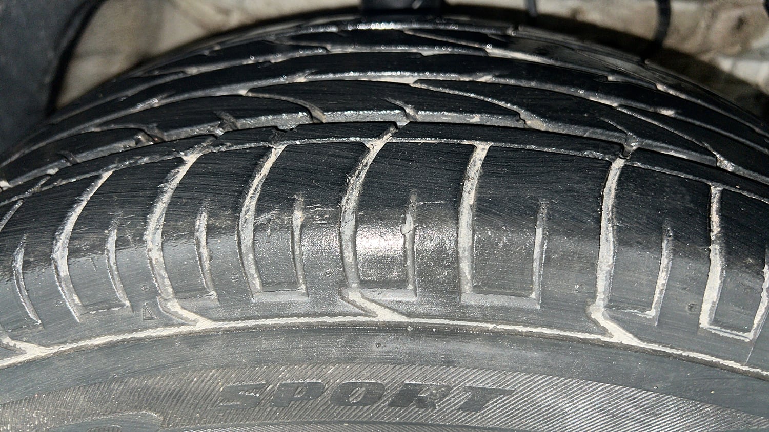 Used 2021 Mahindra XUV 300 W6 1.2 Petrol Petrol Manual tyres RIGHT FRONT TYRE TREAD VIEW
