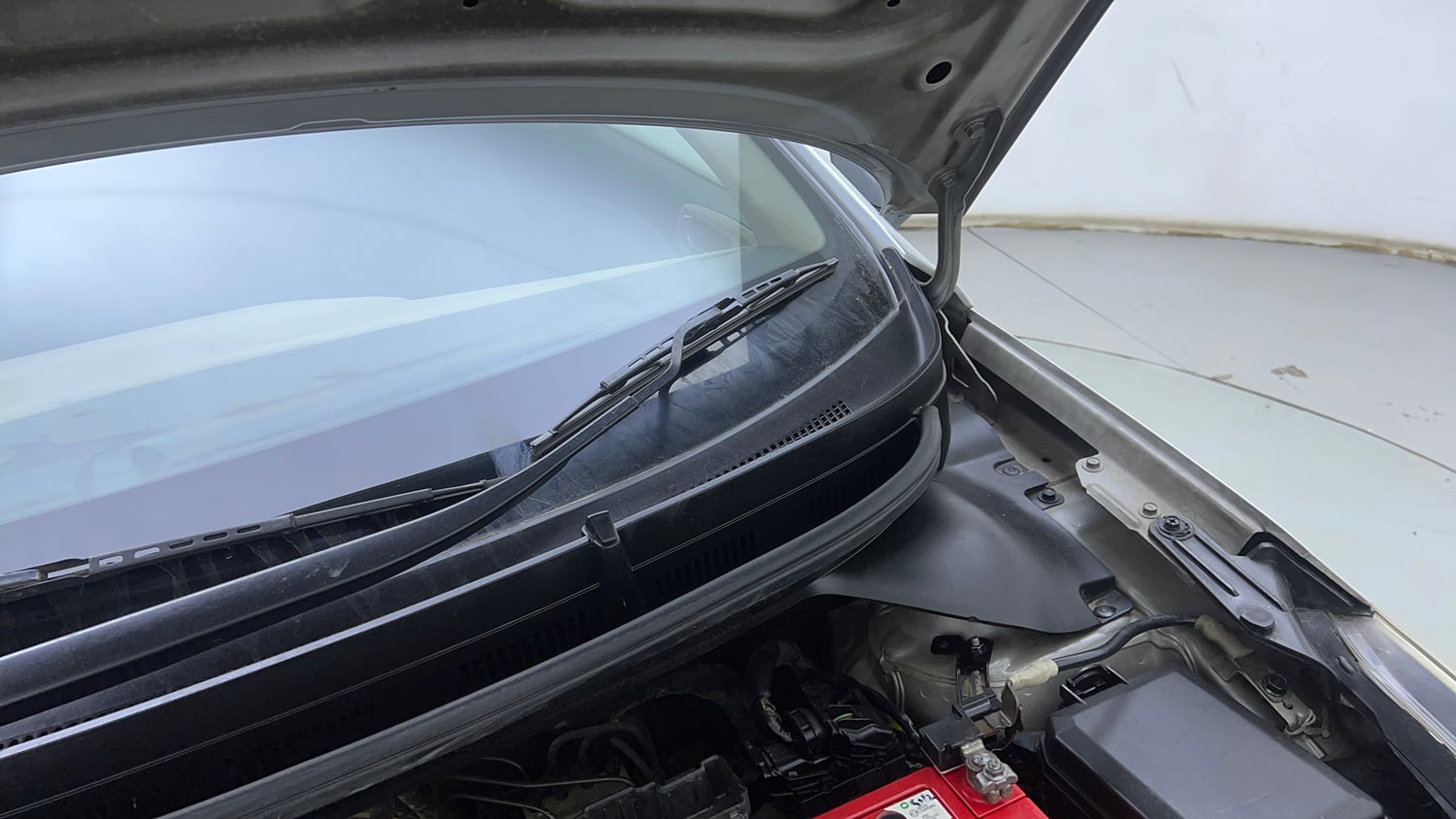 Used 2015 Hyundai Elite i20 Asta 1.2 Petrol Manual engine ENGINE LEFT SIDE HINGE & APRON VIEW