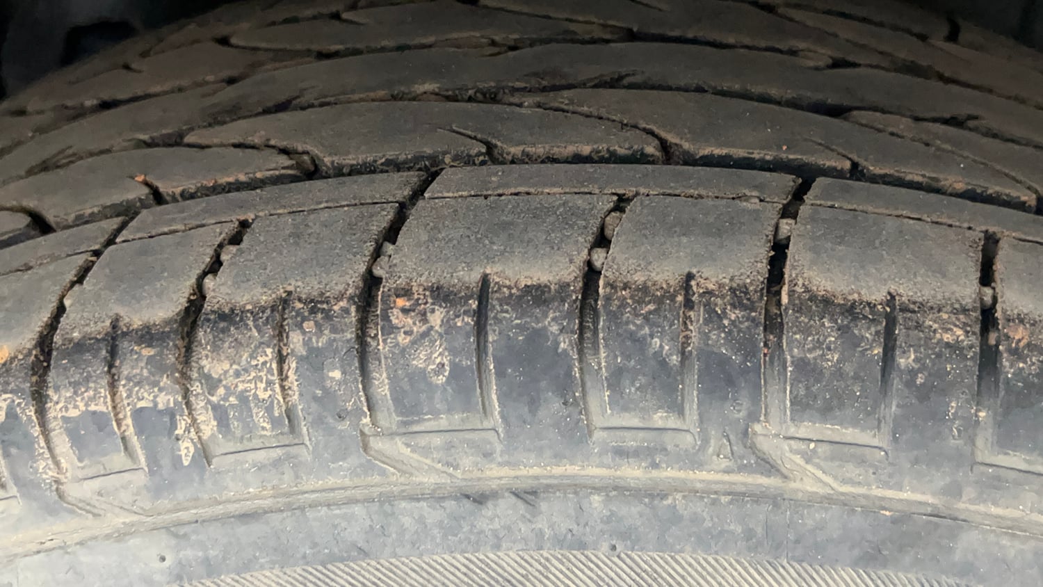 Used 2022 Mahindra XUV 300 W8 (O) 1.2 Petrol Petrol Manual tyres LEFT REAR TYRE TREAD VIEW