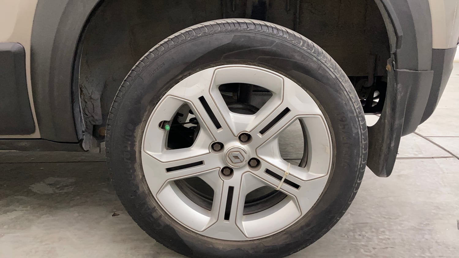 Used 2021 Renault Kiger RXT 1.0 Turbo MT Petrol Manual tyres LEFT REAR TYRE RIM VIEW