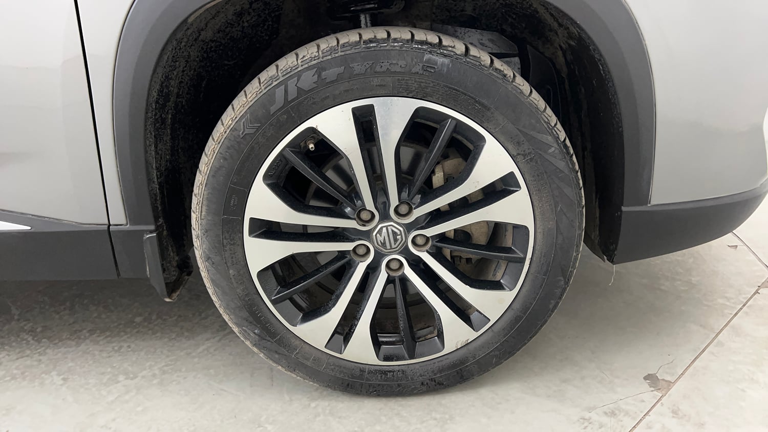Used 2021 MG Motors Hector Plus Sharp 1.5 Petrol Turbo CVT 6-STR Petrol Automatic tyres RIGHT FRONT TYRE RIM VIEW