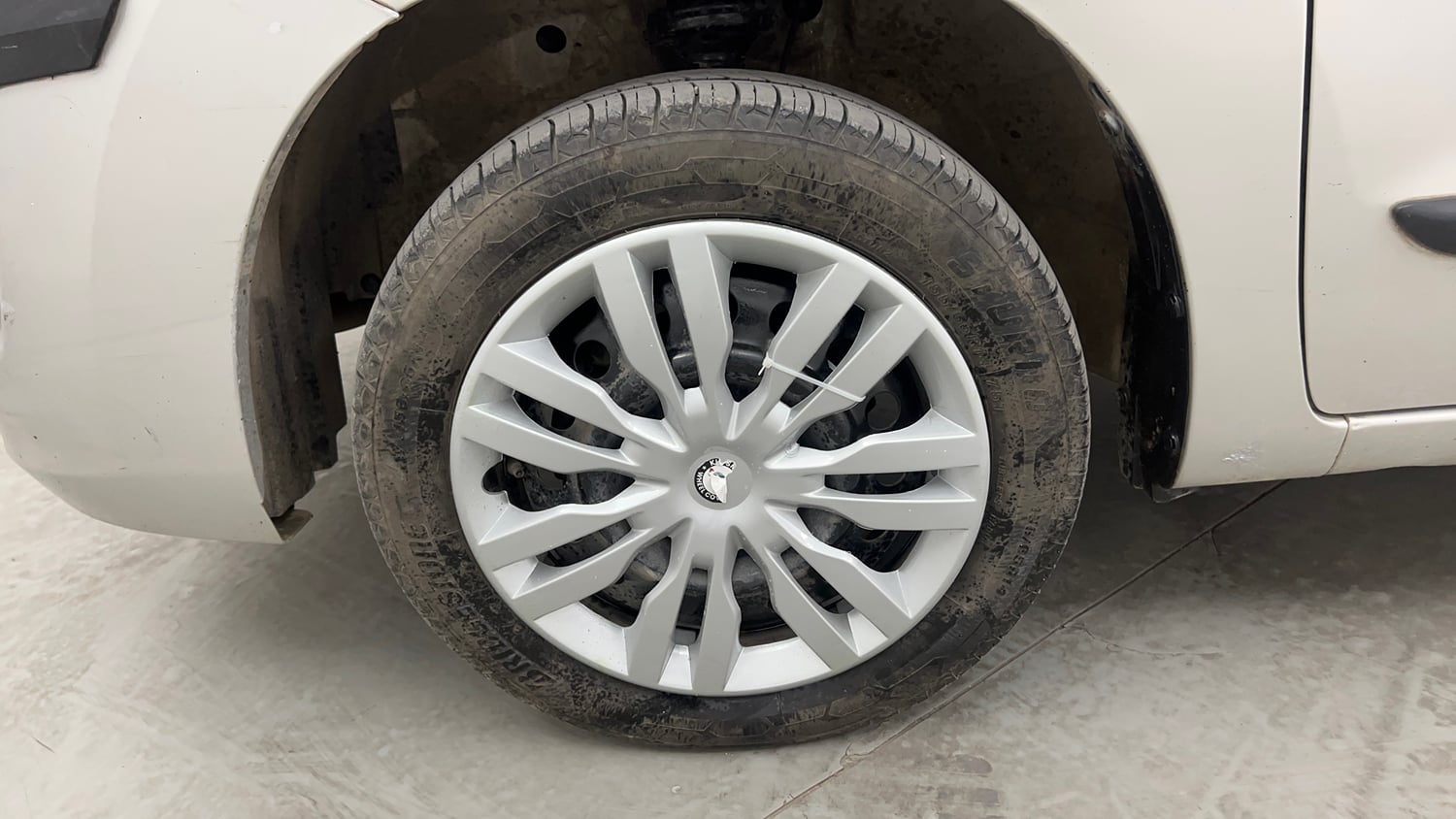 Used 2015 Maruti Suzuki Wagon R VXI Petrol Manual tyres LEFT FRONT TYRE RIM VIEW