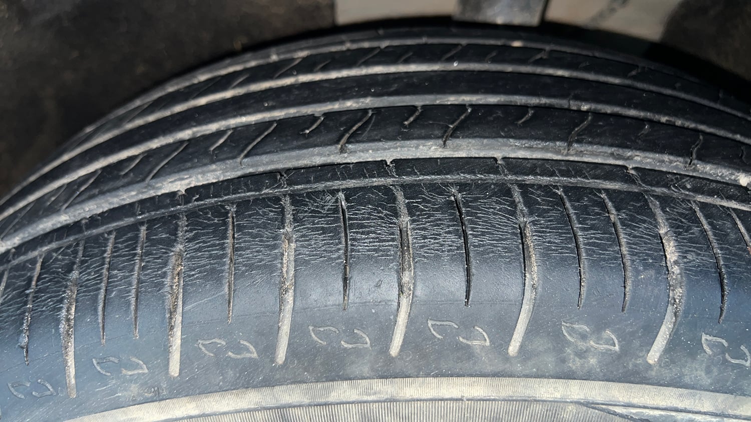 Used 2022 Mahindra XUV700 AX 5 Petrol MT 7 STR Petrol Manual tyres LEFT FRONT TYRE TREAD VIEW