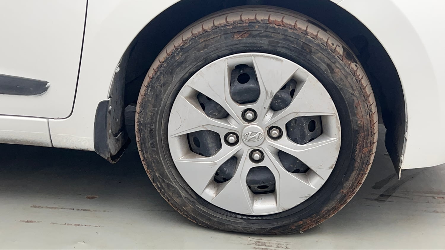 Used 2020 Hyundai Xcent S Petrol Manual tyres RIGHT FRONT TYRE RIM VIEW