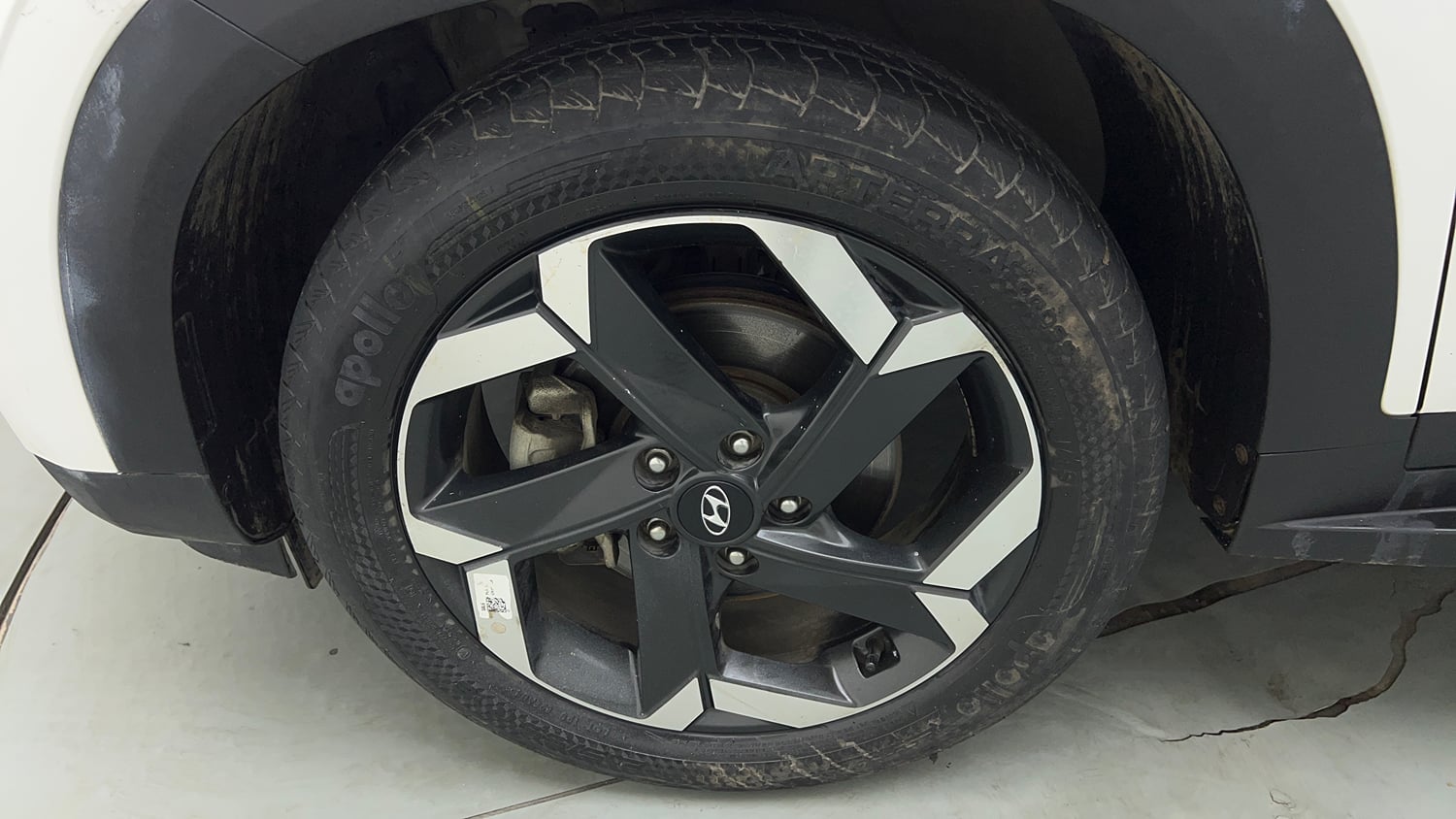Used 2024 Hyundai Alcazar Platinum (O) 7 Seater 1.5 Diesel AT Diesel Automatic tyres LEFT FRONT TYRE RIM VIEW
