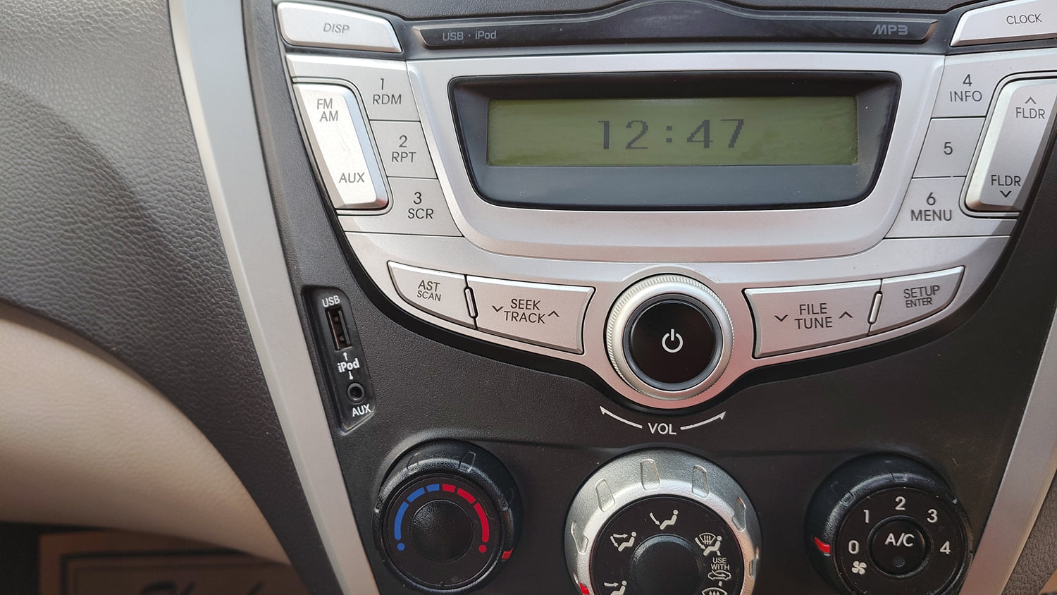 Used 2018 Hyundai Eon Magna + Petrol Manual interior MUSIC SYSTEM & AC CONTROL VIEW