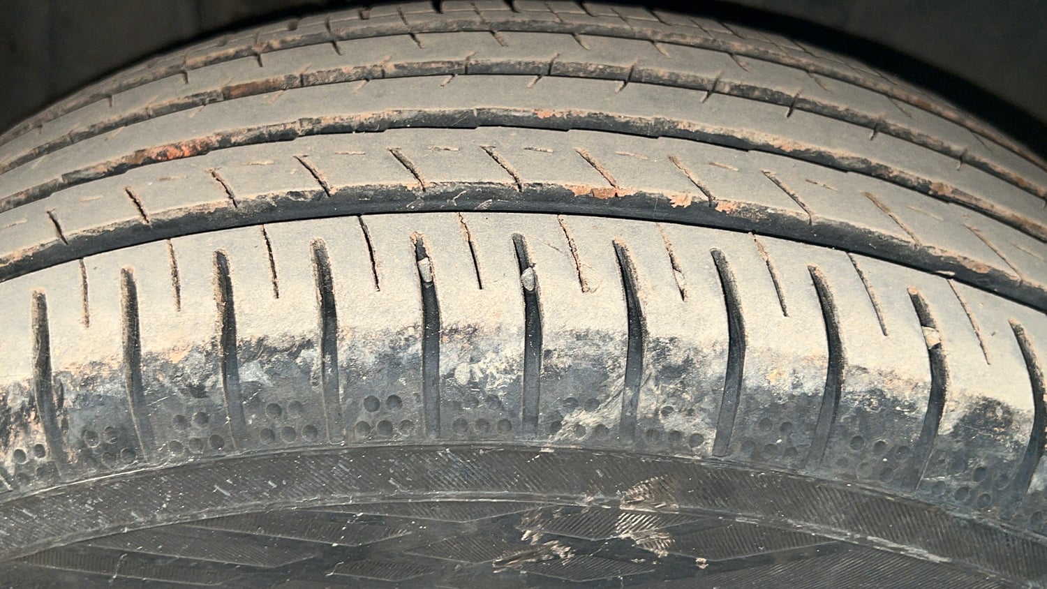 Used 2022 Tata Punch Accomplished AMT Petrol Automatic tyres RIGHT FRONT TYRE TREAD VIEW