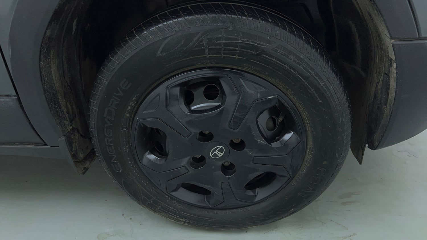 Used 2024 Tata Punch Accomplished iCNG Cng Manual tyres RIGHT FRONT TYRE RIM VIEW