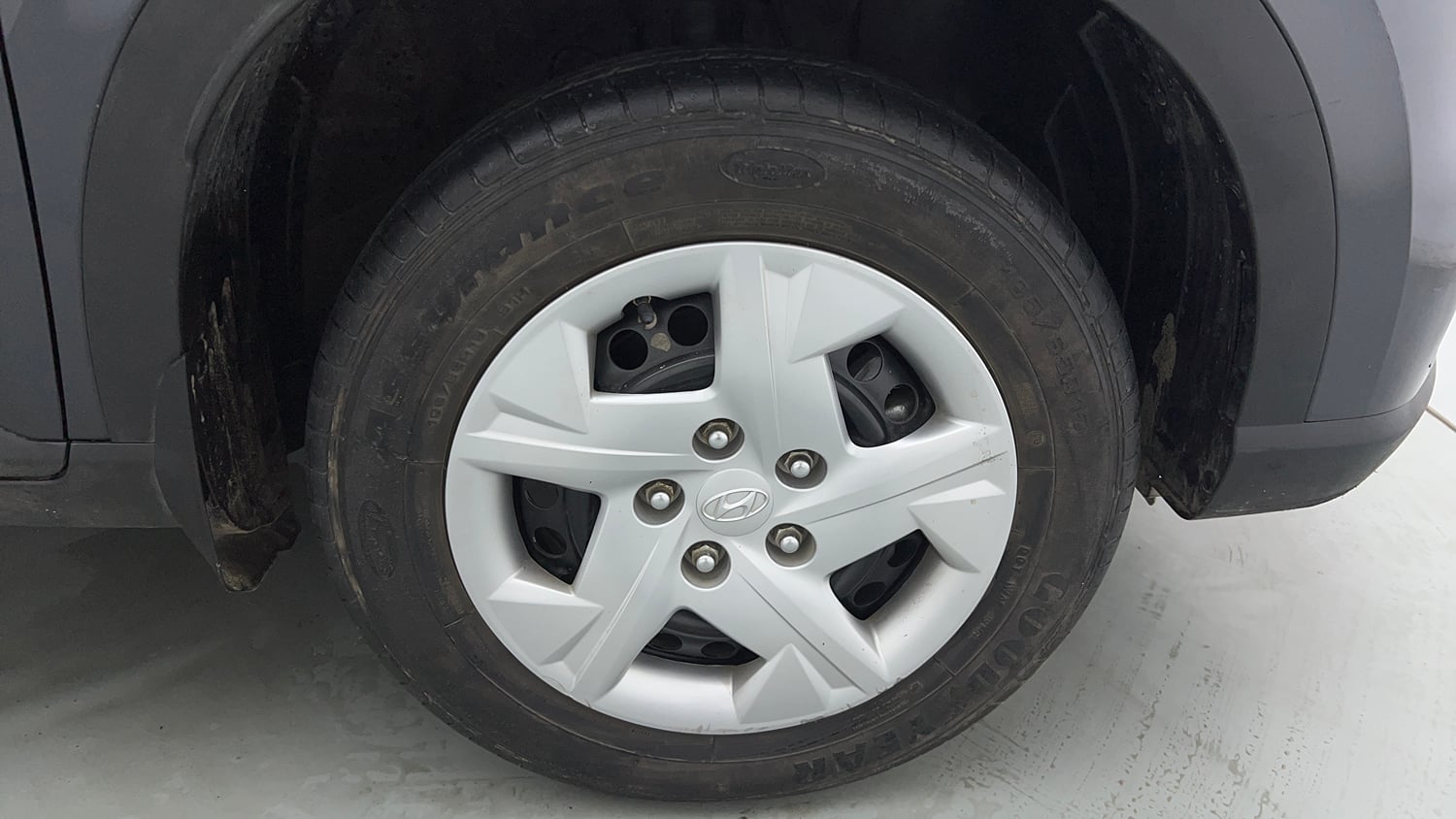 Used 2022 Hyundai Venue SX 1.2 Petrol Petrol Manual tyres RIGHT FRONT TYRE RIM VIEW