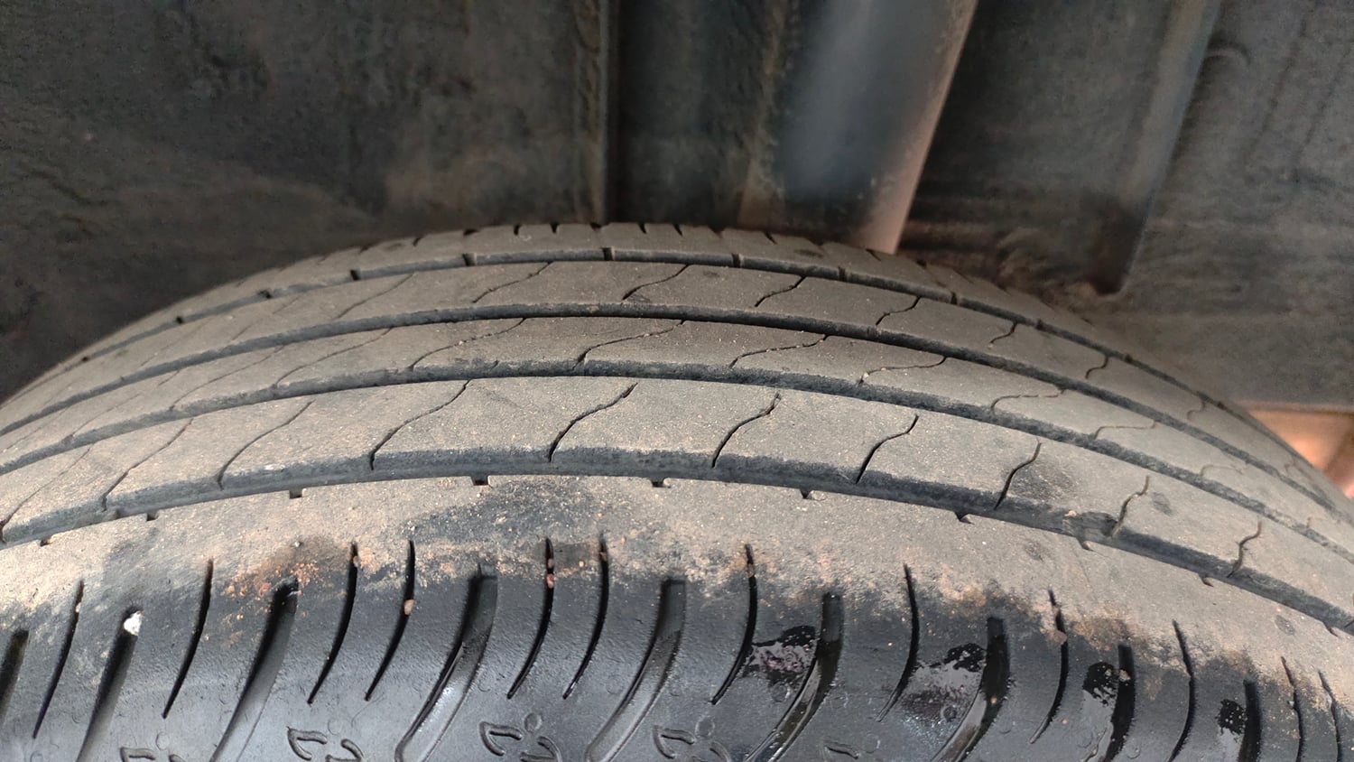 Used 2024 Renault Kiger RXE Petrol Manual tyres LEFT REAR TYRE TREAD VIEW