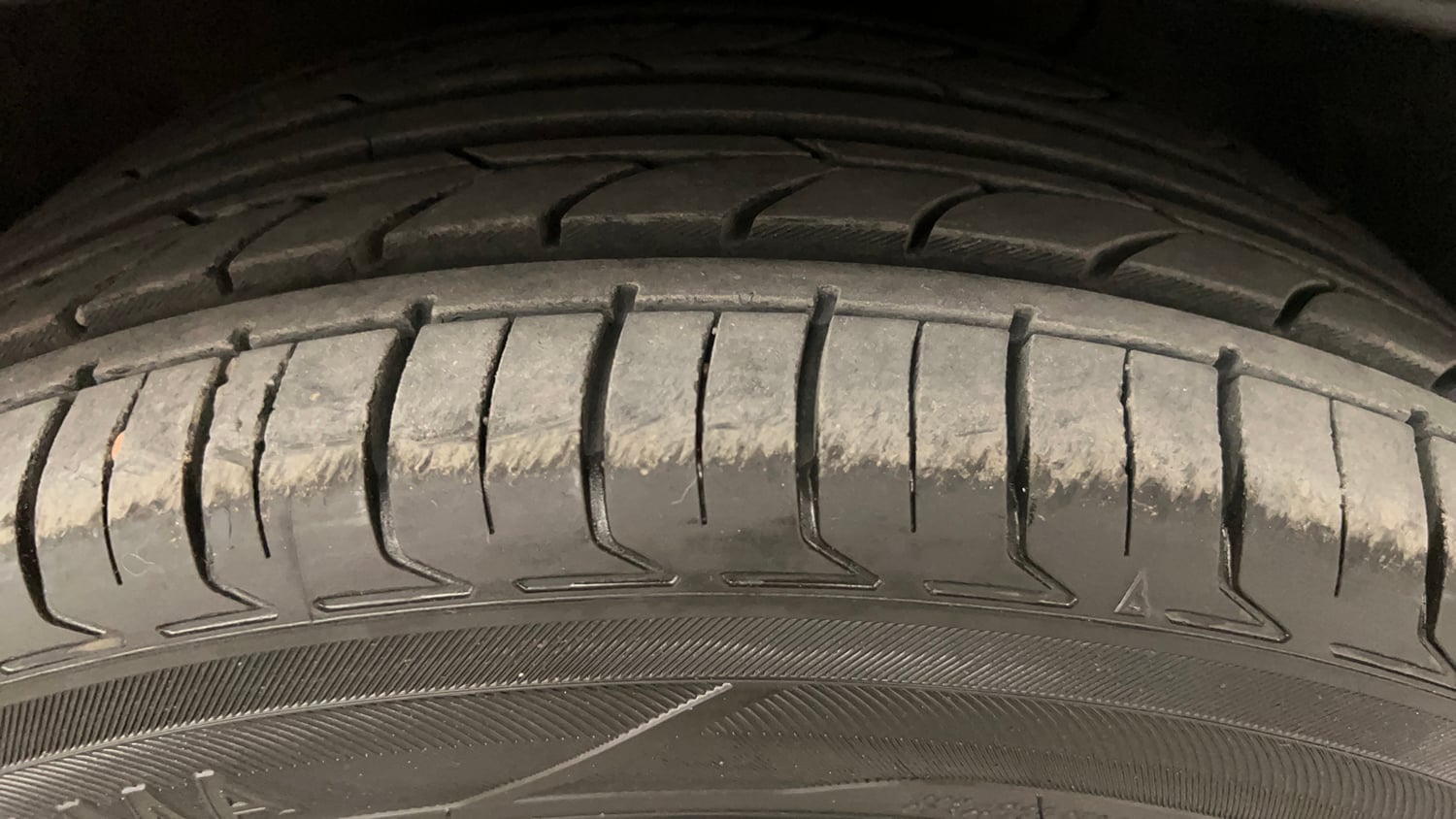 Used 2023 Hyundai Verna SX (O) 1.5 Turbo Petrol DCT Petrol Automatic tyres RIGHT FRONT TYRE TREAD VIEW