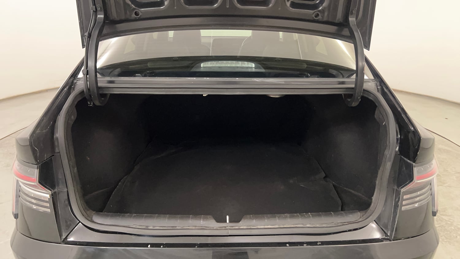 Used 2023 Hyundai Verna SX (O) 1.5 Turbo Petrol DCT Petrol Automatic interior DICKY INSIDE VIEW