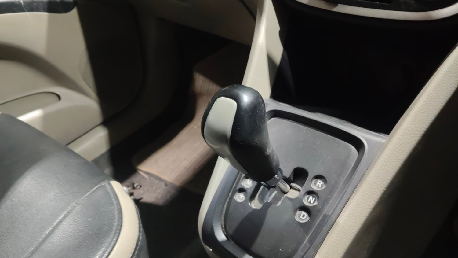 Used 2015 Maruti Suzuki Celerio VXi AMT Petrol Automatic interior GEAR  KNOB VIEW