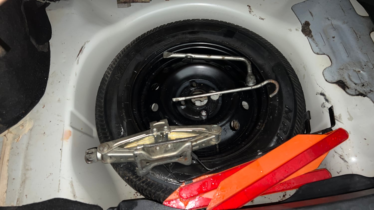Used 2016 Maruti Suzuki Swift Dzire VDI Diesel Manual tyres SPARE TYRE VIEW