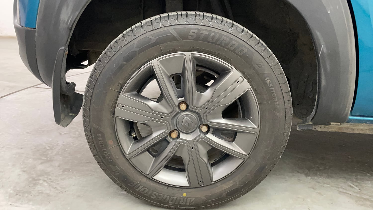 Used 2020 Renault Kwid CLIMBER 1.0 AMT Opt Petrol Automatic tyres RIGHT REAR TYRE RIM VIEW