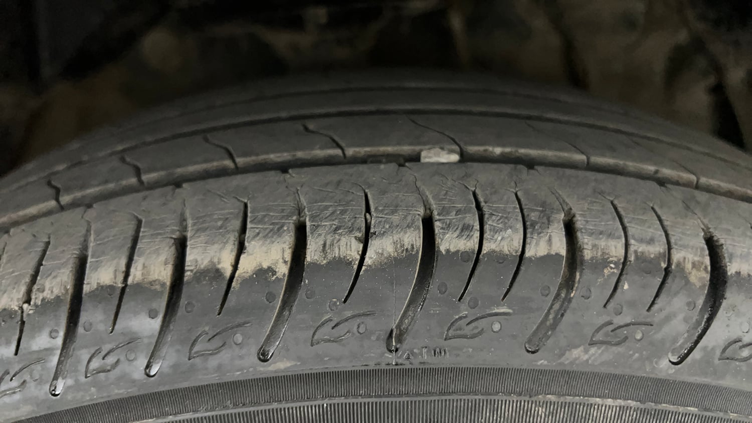 Used 2023 Mahindra XUV 300 W8 (O) 1.2 Petrol AMT Petrol Automatic tyres RIGHT FRONT TYRE TREAD VIEW