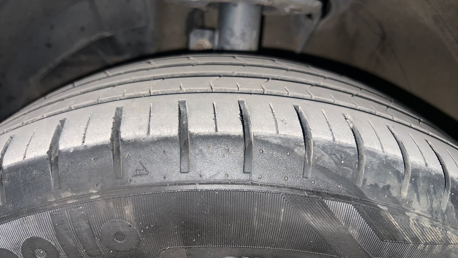 Used 2023 Toyota Glanza V Petrol Manual tyres LEFT FRONT TYRE TREAD VIEW