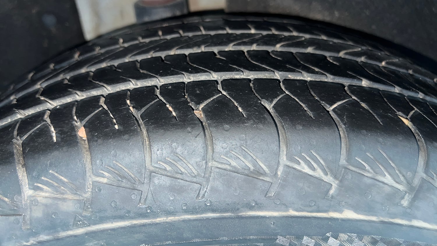 Used 2024 Hyundai Alcazar Platinum (O) 7 Seater 1.5 Diesel AT Diesel Automatic tyres RIGHT REAR TYRE TREAD VIEW