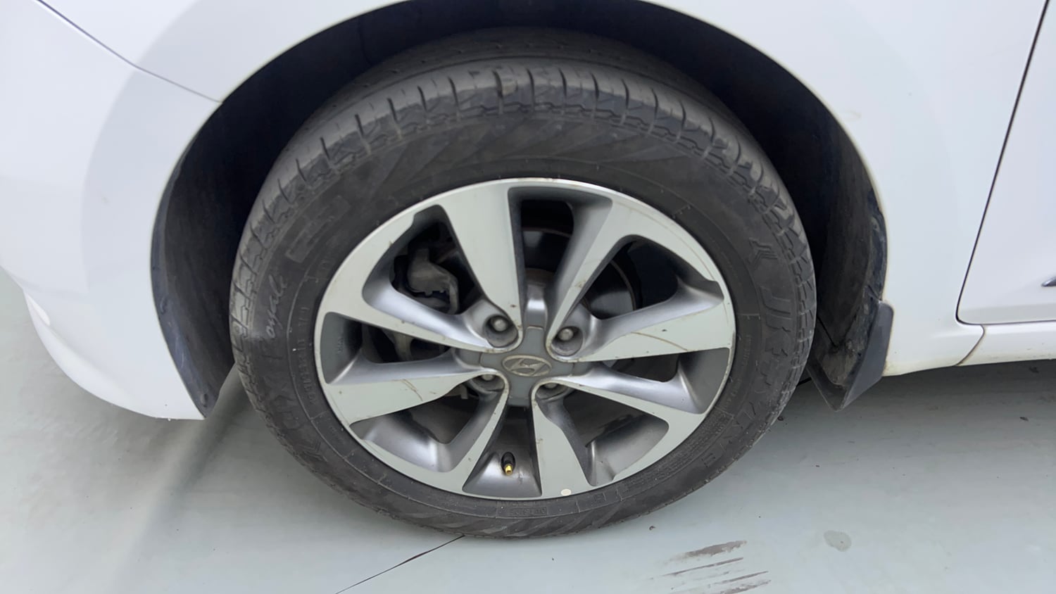 Used 2016 Hyundai Elite i20 Asta 1.4 CRDI Diesel Manual tyres LEFT FRONT TYRE RIM VIEW
