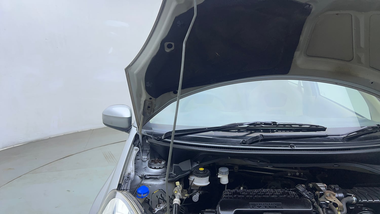 Used 2013 Honda Amaze 1.2 S i-VTEC Petrol Manual engine ENGINE RIGHT SIDE HINGE & APRON VIEW