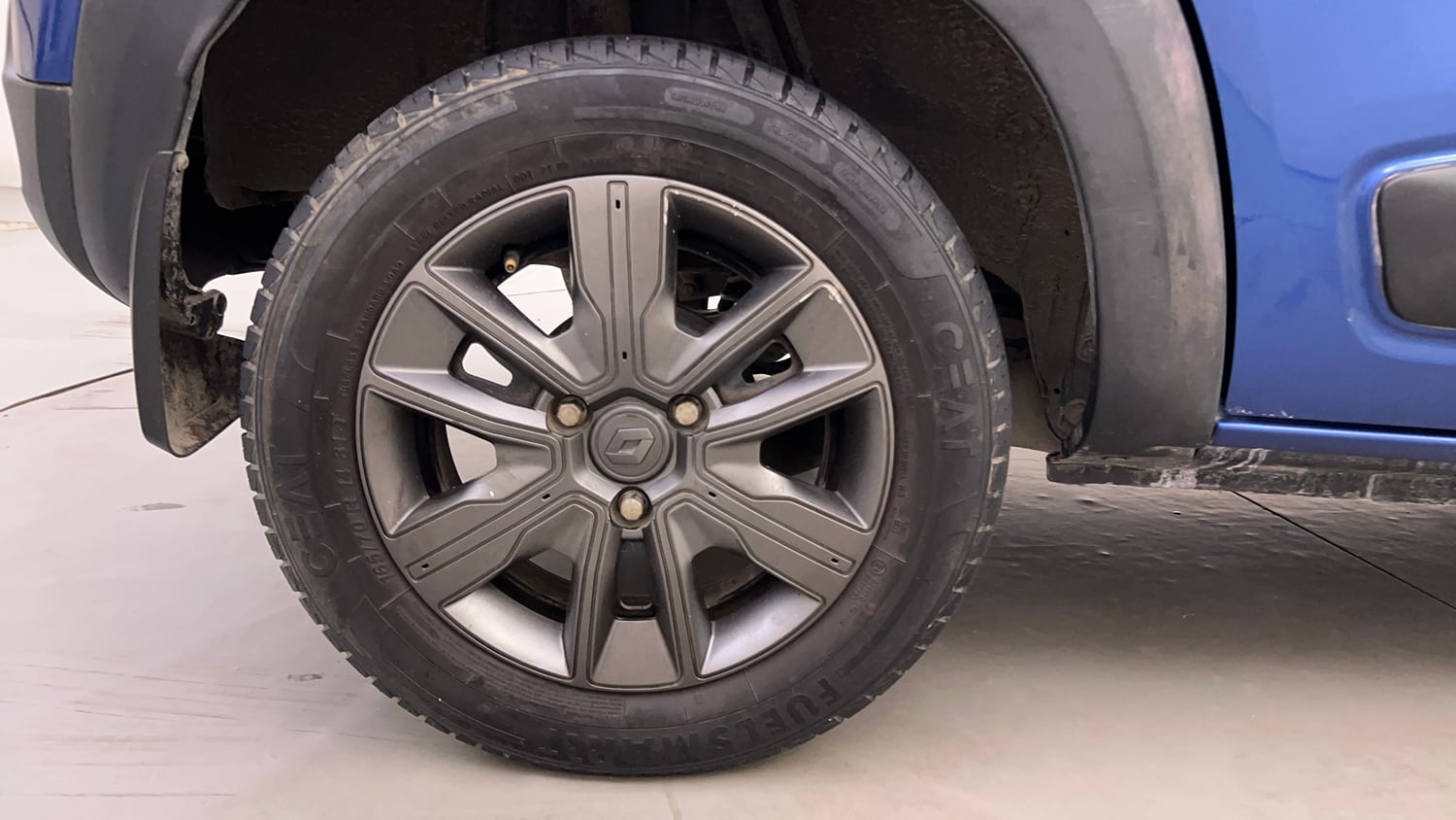 Used 2020 Renault Kwid CLIMBER 1.0 AMT Opt Petrol Automatic tyres RIGHT REAR TYRE RIM VIEW